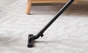 Aspirator utilizat pentru curățarea pardoselii într-un apartament